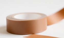Коричневый скотч 75 мм для дополнительной защиты и маркировки тяжелых грузов